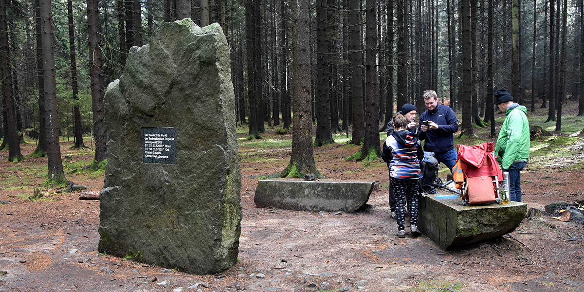Na nejsevernj bod esk republiky, kter se nachz v eskm Nizozem, upozoruje kamenn obelisk